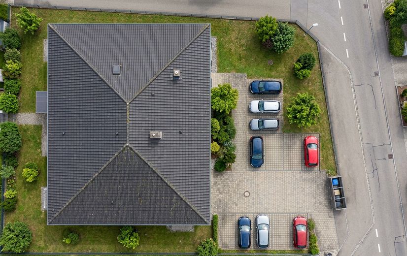 Ihre ruhige Terrassenwohnung im Erdgeschoss – Draufsicht vom Gebäudekomplex