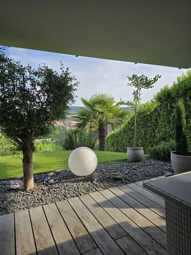 untere Terrasse und Garten