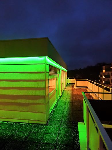 Provisionsfrei: Exklusives Penthouse mit XXL-Dachterrasse und Loggia – Attikabeleuchtung Grün
