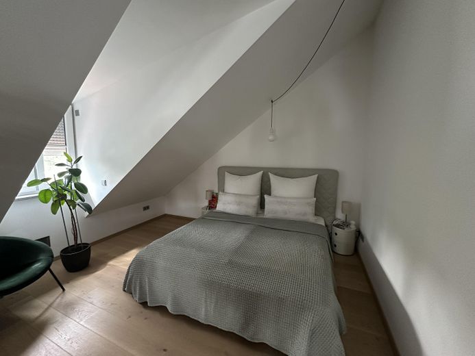Near Simmerleinplatz: As-new, bright XXL semi-detached house, upscale features, KFW70 standard, with fitted kitchen – Dachgeschoss