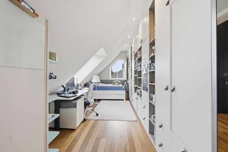 Charmante Dachgeschosswohnung mit 2 Balkonen/Terrassen – Arbeits-/ Kinderzimmer