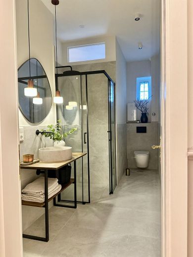 Zeitlose Eleganz trifft auf modernen Komfort - Sanierte 3 Zimmerwohnung am Schloss Charlottenburg – Wohlfühlbad