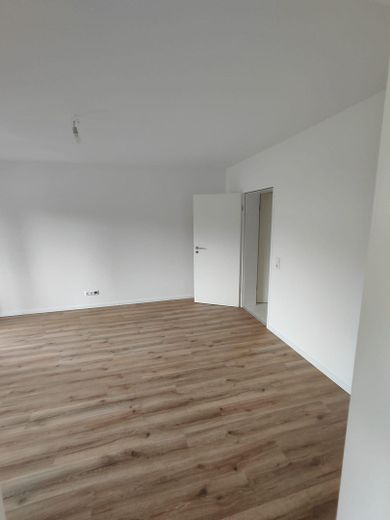 2,5 Raum mit Balkon im gepflegten Mehrfamilienhaus – Wohnzimmer