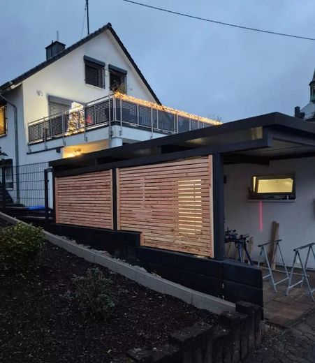 Traumhaus mit Einliegerwohnung in Saabrücken, Pool, Sauna, Klima .... – Carport Seitenansicht