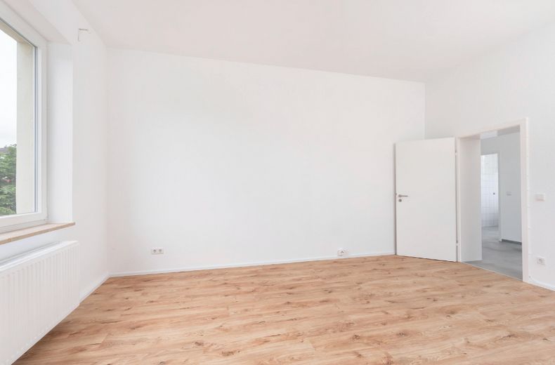 Leben in einer renovierten 3-Zimmer Wohnung mit Balkon – Schlafzimmer
