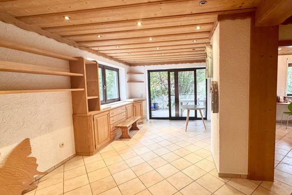 Bright 3-room ground-floor apartment with balcony and large private-use garden