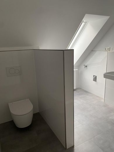 Erstbezug nach hochwertiger Sanierung – schönes Mittelhaus mit Terrasse & Talblick & Carport – WC Bad