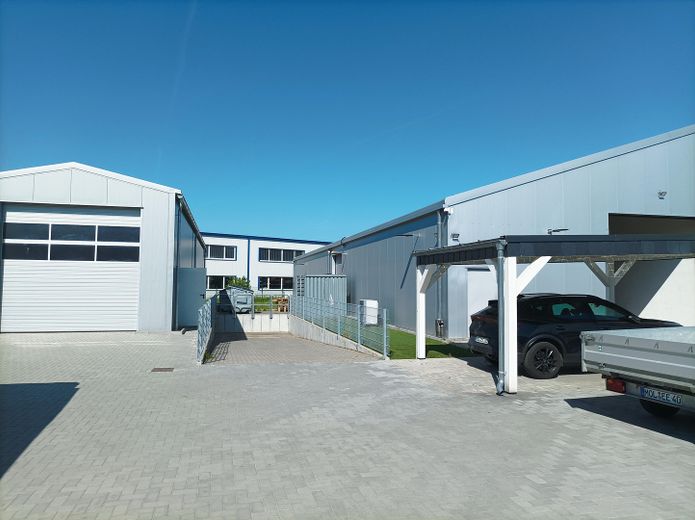 Entladerampe zw. den Hallen