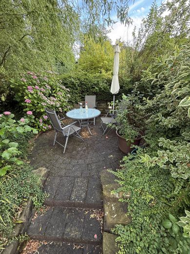 Freisitz mit viel Grün