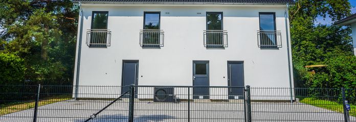 Modernes Neubauhaus mit Garten nahe Falkenhagener See – Hausansicht von der Straße