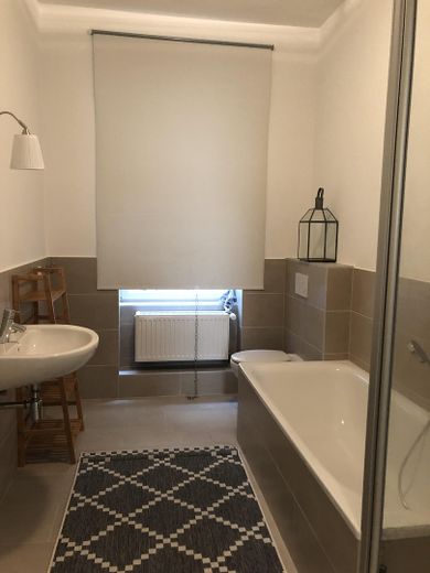 Neu: Möblierte  2 Zi-Whg. wieder verfügbar. – Badezimmer mit Waschm/Trockn.