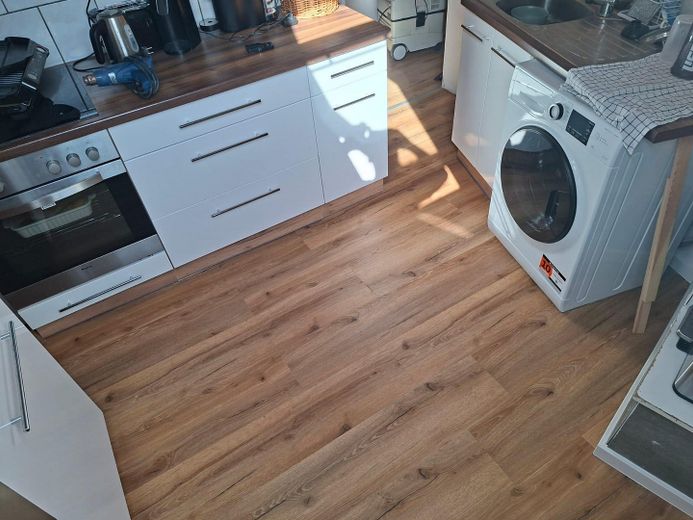 Piso compartido para 4 cerca del centro y la TU – 4 habitaciones de 10-21 m² desde 400 € incl. electricidad/internet|Se aceptan personas internacionales – Küche mit Waschmaschinenanschl