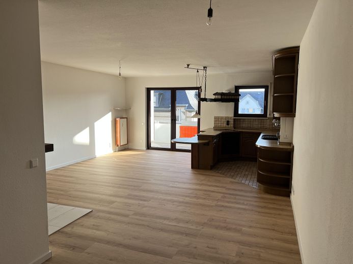 Otwarty 2-pokojowy apartament z balkonem i widokiem na Johannisberg – Wohnzimmer - Küche