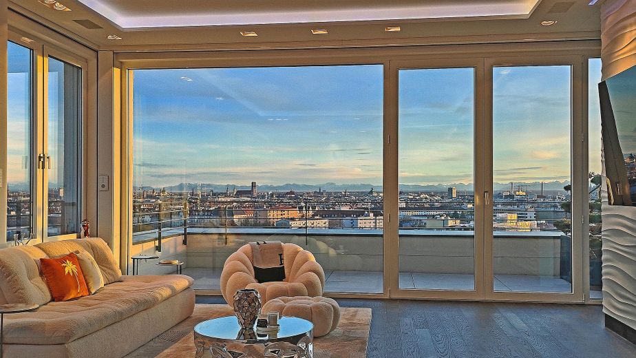 PROVISIONSFREI: Munich's Iconic View – The Ultimate Penthouse – Ein Fenster. Ganz München.