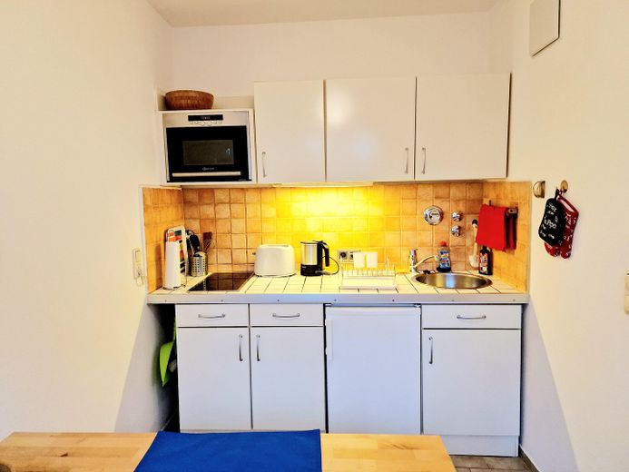 Nähe Waldfriedhof: Möblierte 2-Zimmer Wohnung im EG, kleine Anlage m. Terrasse – Küche