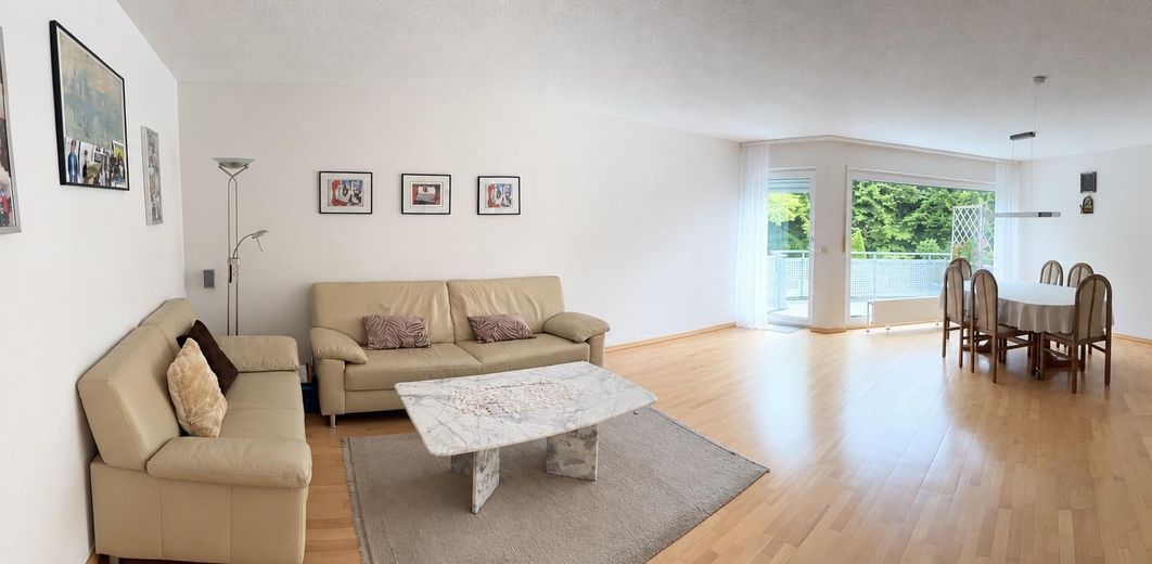 Spacieuse maison mitoyenne centrale à Geradstetten – Wohnzimmer