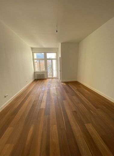 3-Zimmer-Wohnung, Altbau mit Balkon und Einbauküche in Frankfurt am Main – Wohn-/ Schlafzimmer 2