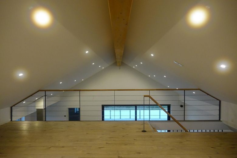 Wonen als in een penthouse: galerij, open haard en enorme leefruimte – Foto 2