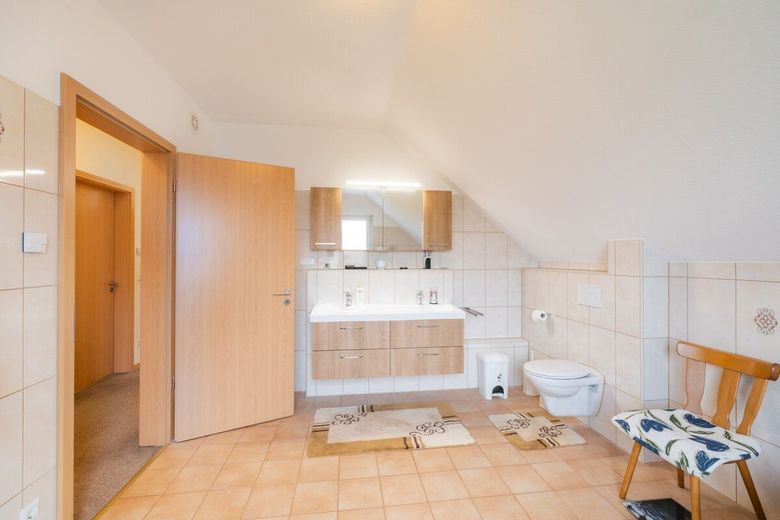 Ein Zuhause, das mitdenkt: modern, effizient und familienfreundlich! Familienhaus mit viel Platz! – Elternbad OG