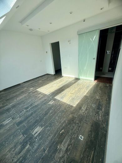 Schöne 3 Raum Maisonette in Gohlis – Schlafzimmer mit Blick zum Bad
