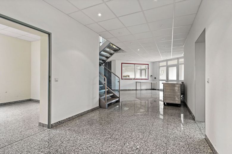 Amplia superficie de oficinas y comercial en Merseburg - ¡aprox. 834 m² divisible en alquiler! – Eingang