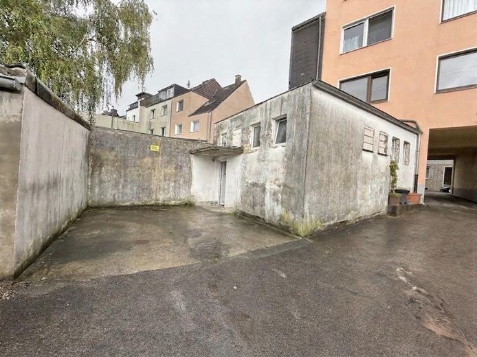 Parkplatz und Eingang