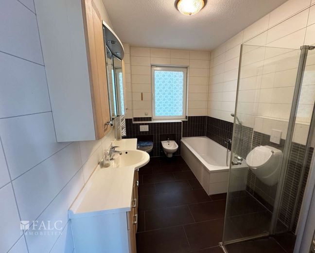 Seltenes EFH-Angebot in Biesdorf: Bj. 2015, Indoor-Pool, Sauna, PV-Speicher - jetzt 675.000 EUR – Masterbad EG