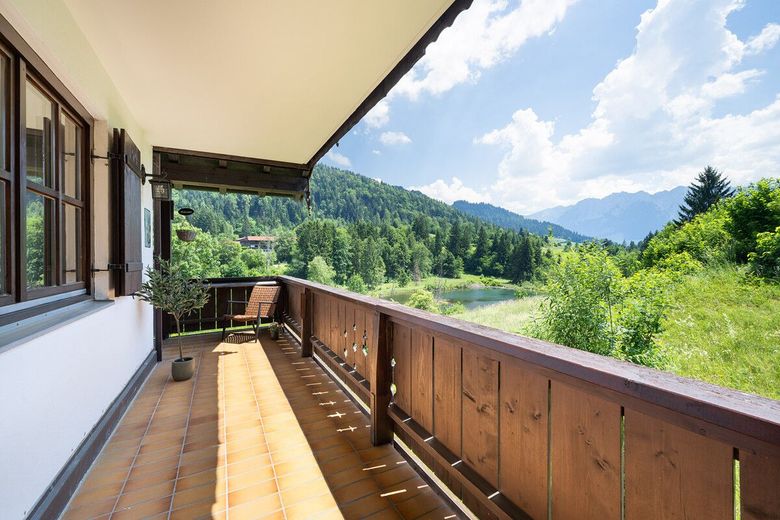Einzigartiger Bergblick - sanierte 3-Zimmer Wohnung in den Chiemgauer Alpen – Ihr Außenessplatz