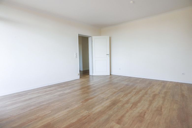 Frisch renoviert & neuwertig: Charmante 2-Zimmer-Wohnung mit Loggia in Barmstedt – Helles Wohnzimmer_02
