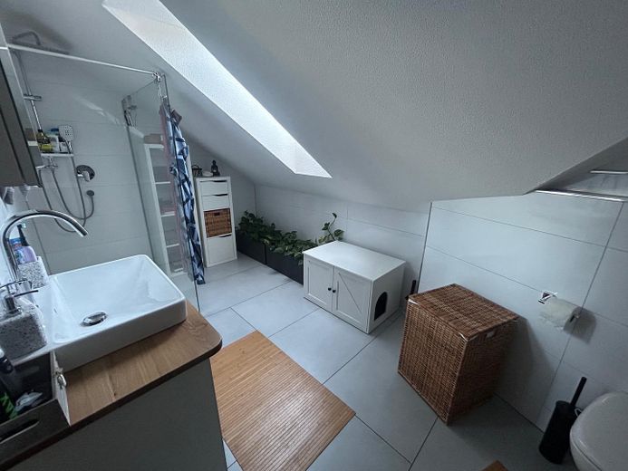 wunderschön geschnittene, lichtdurchflutete 3 Zi. DG- Wohnung – Bad