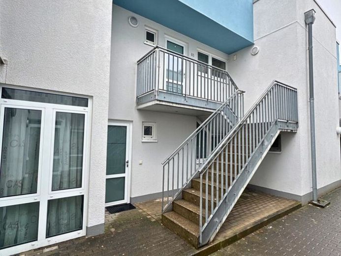 Attraktiv vermietete 3-ZKB Maisonette: Terrasse, Stellplatz, saniert mit neuem Dach und Fenstern – Foto 1