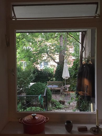 Erdgeschosswohnung in Alsternähe (Uhlenhorst) mit exklusiver Gartennutzung in Architektenhaus – Blick aus dem Küchenfenster