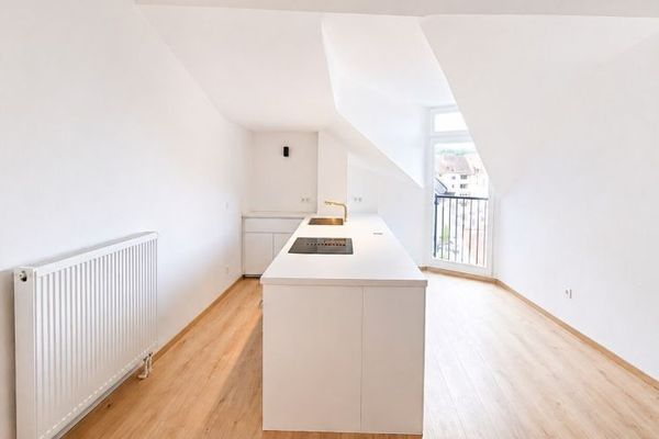 Neu renoviertes Dachgeschoss 3ZKB mit neuer Einbauküche in SB - CITY