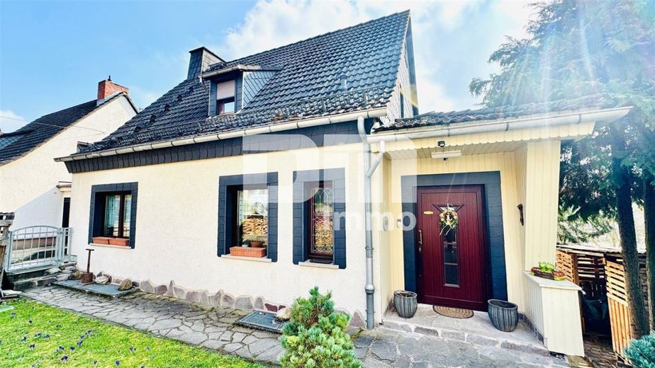Gepflegtes Raumwunder in idyllischer Lage - Modernisiertes Einfamilienhaus Garagen / Garten – Frontansicht Titel