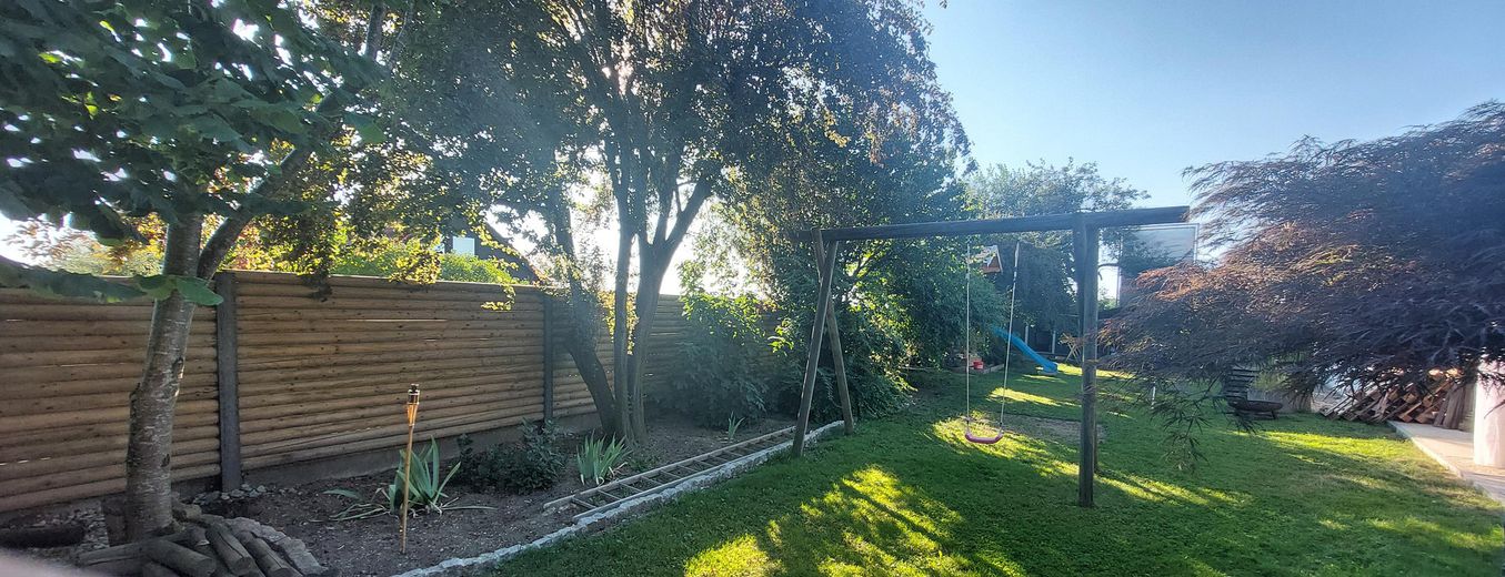 Molto spazio da privato - grande casa unifamiliare con 8 stanze – Blick in den Garten 