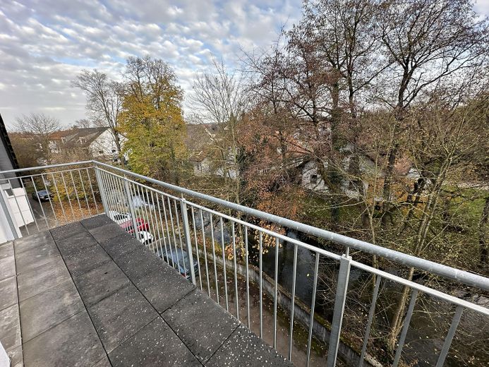 Penthousewoning met balkon, uitzicht op het groen, eerste bewoning na renovatie – Ausblick vom Balkon