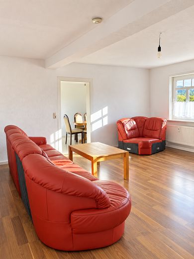 gepflegte 3 Zimmer, frei ab 01.01.2027 – Wohnzimmer, Blick zum Fenster