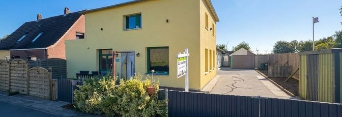 Abitare e lavorare sotto lo stesso tetto – immobile versatile con ampio terreno a Kronprinzenkoog