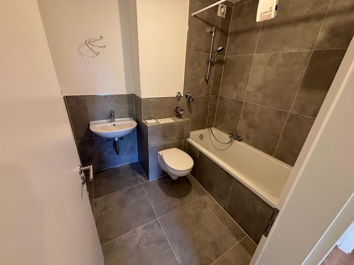 Erstbezug nach Kernsanierung: Helle 4-Zimmer-Wohnung mit 2 Balkonen & Aufzug in Dietzenbach – Badezimmer