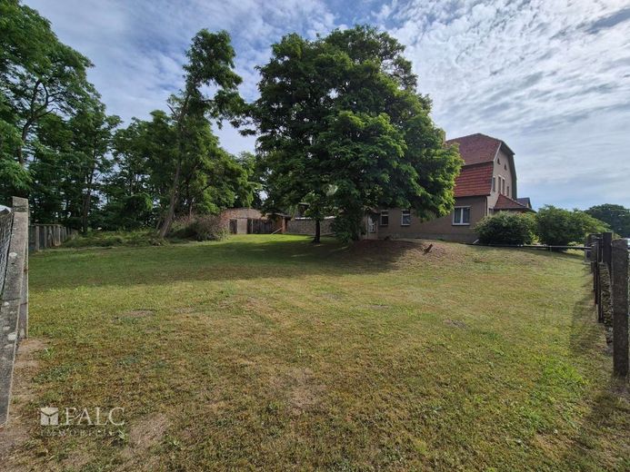 Großzügiges Anwesen mit historischem Wohnhaus und viel Potenzial - FALC Immobilien – Garten vorn