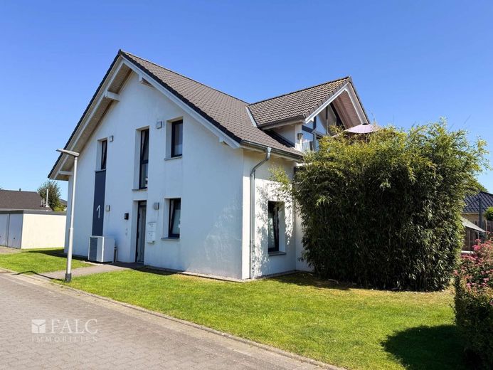 Hell. Offen. Energieeffizient. KfW-40-Wohnung mit sonniger Terrasse und Garage – Außenansicht - Bild 4