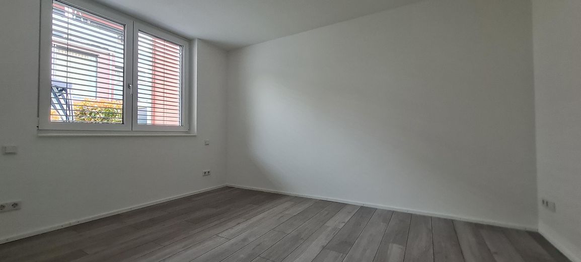 moderne 3,5 Zimmerwohnung 1.OG mit Lift, EBK und überdachtem Balkon – 1. Schlafzimmer