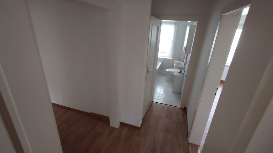 ohne Prov.: 3-Raum-Wohnung, große Küche, Bad mit Fenster, Wanne+Dusche, schön saniert+renoviert – Blick zum Bad/Regalnische mgl.