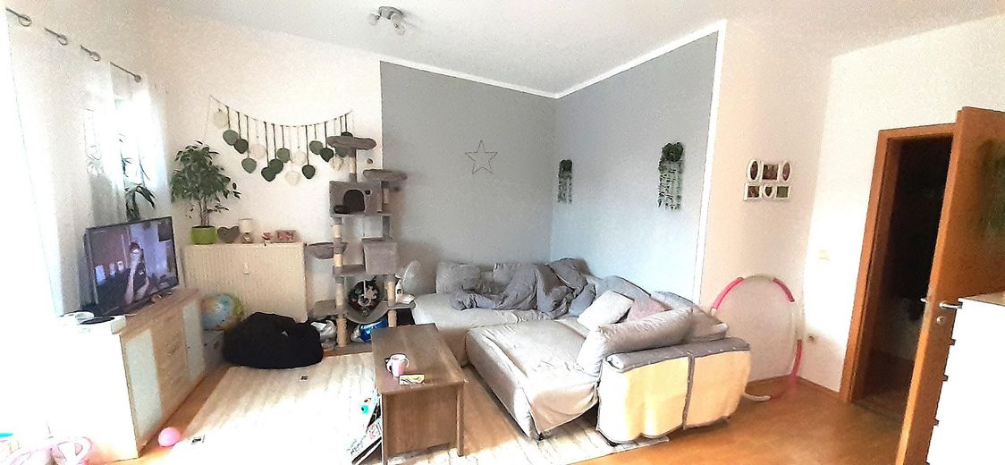 helle 3-Zi.-Wohnung mit großem Balkon und optionaler Einbauküche – Wohnbereich