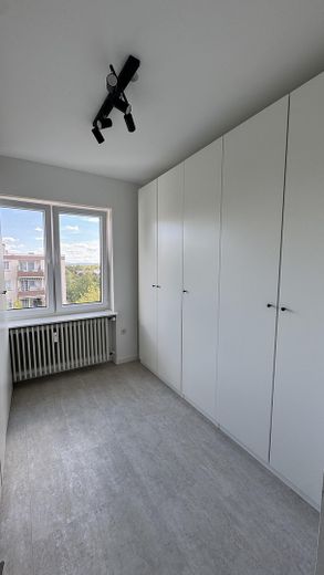 Appartement de 3 pièces à Maintal-Bischofsheim : balcon avec vue sur la skyline, cuisine équipée et garage – Photo 18