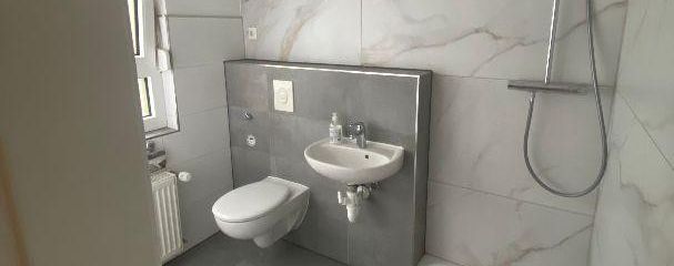 2-комнатная квартира 4 комнаты 81 м² 2,5 комнаты 65 м² городская квартира офис кабинет для практики жильё для рабочих коммерческая недвижимость инвестиция – Einheit 2 Dusche WC