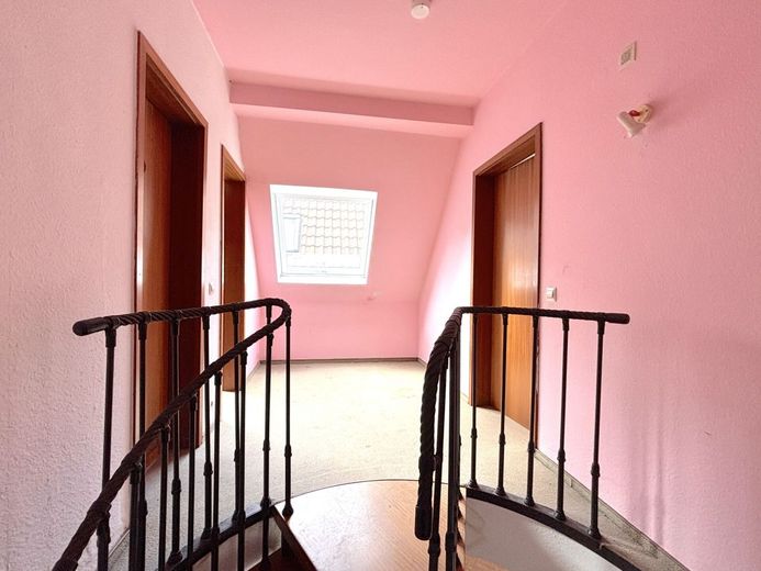 Raum für Neues: 3-Zimmer Maisonettewohnung im Zentrum – Flur OG