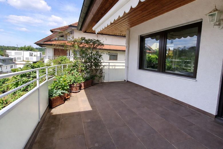 PF-Friedenstraße: curato appartamento di 3,5 locali con balcone, tranquilla posizione nel verde - SENZA PROVVIGIONE – Balkon Süd, Möbel retouchiert