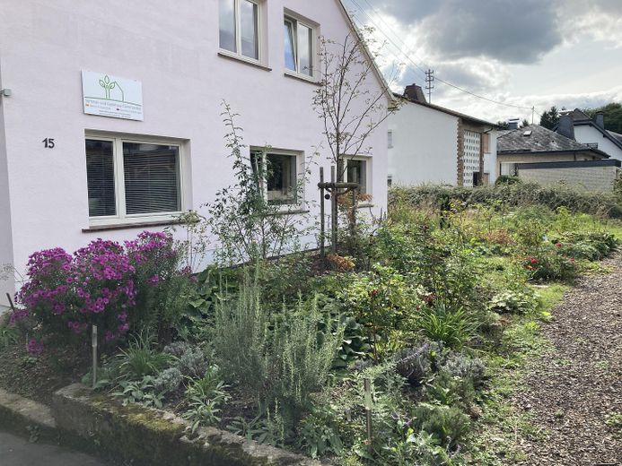 MFH mit 6 Whng., 4 Zimmer, Veranstaltungsbereich, Bauland – Vorgarten