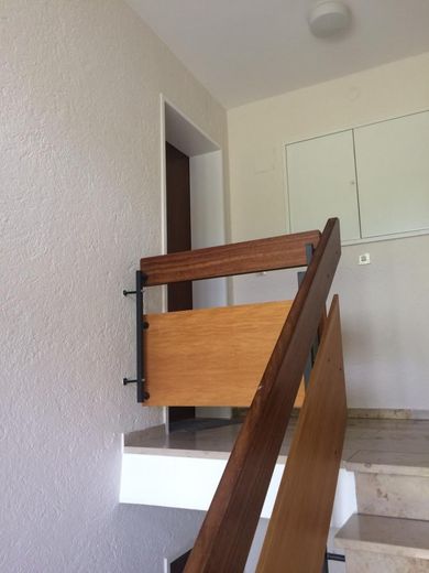Gepflegte 3-Zimmerwohnung in Toplage von Heilbronn Ost – Wohnungseingang Treppenhaus